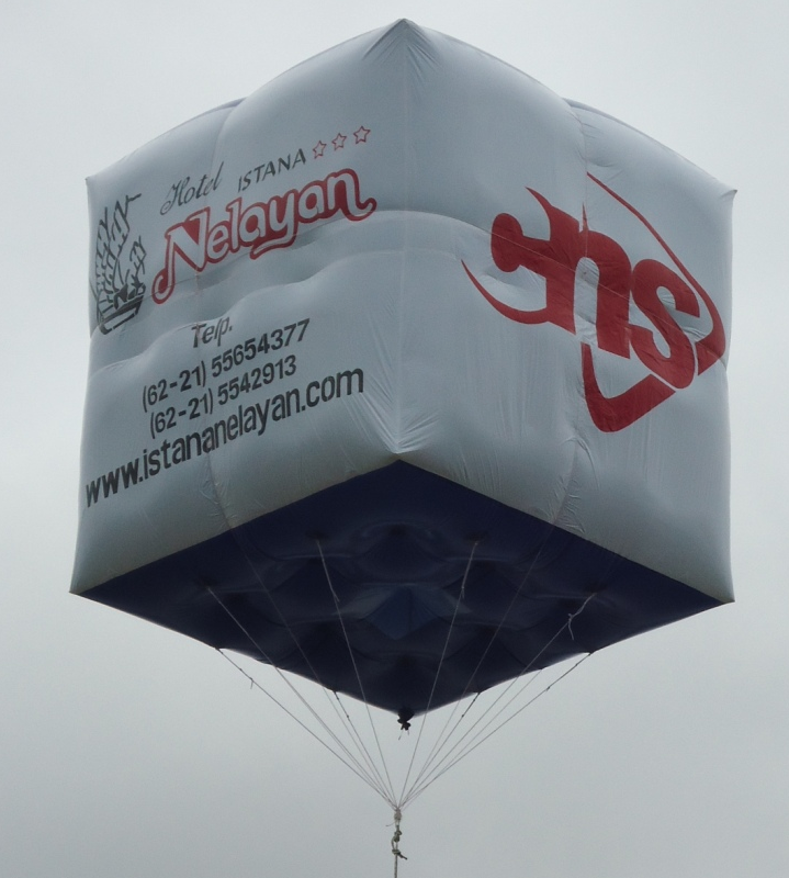 Rental balon udara isi hidrogen bentuk square kotak dengan branding promosi untuk event outdoor
