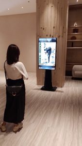 RENTAL TV Monitor LED untuk dibuat Vertikal atau posisi Portret selama seminar. Anda bisa SEWA LED TV di seluruh Batam ke DAXELL RENTAL BATAM.