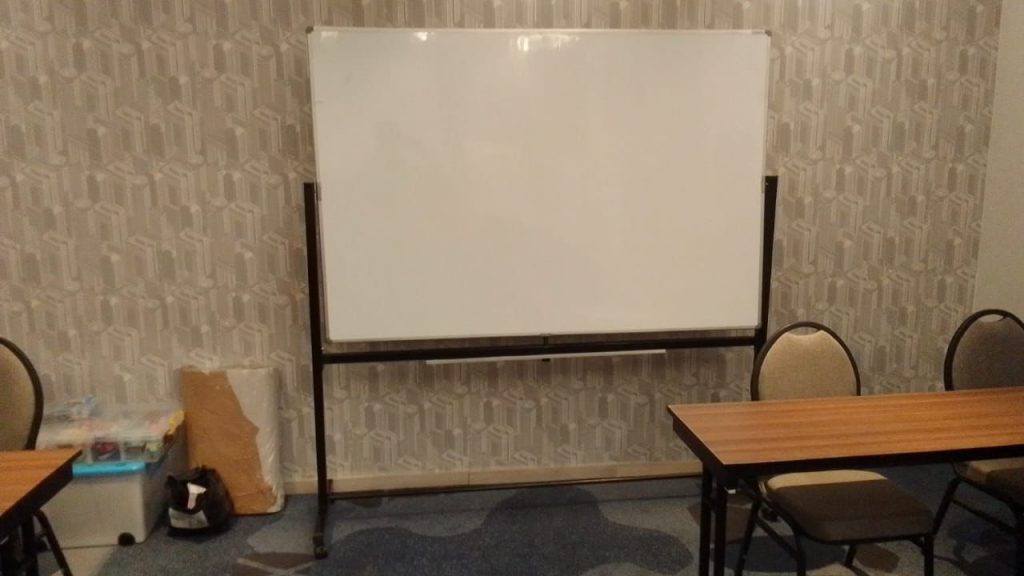 Sewa whiteboard stand beroda untuk meeting dan training di Jabodetabek, rental papan tulis di Bogor, Jakarta, Nusa dua Bali, Batam, Semarang, Bandung, Surabaya.