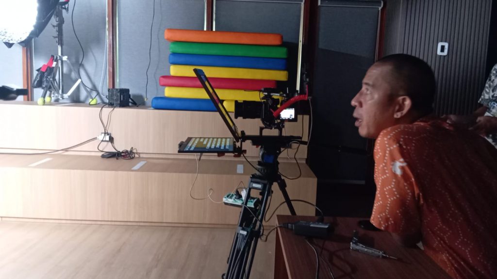 Operator dan Kameranen untuk melakukan bidikan shooting dengan menggunakan interview teleprompter kami. Anda pun bisa sewa ke kami.