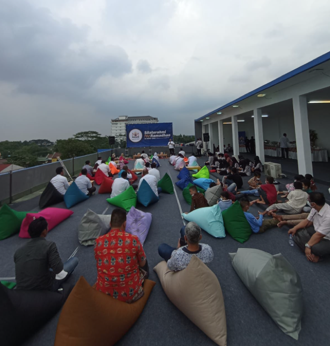 Rental lazy sofa beanbag untuk photo booth dan lounge area event di Cibinong dan Ciawi, Bogor, Sentul, Depok, diantar dan diambil kembali