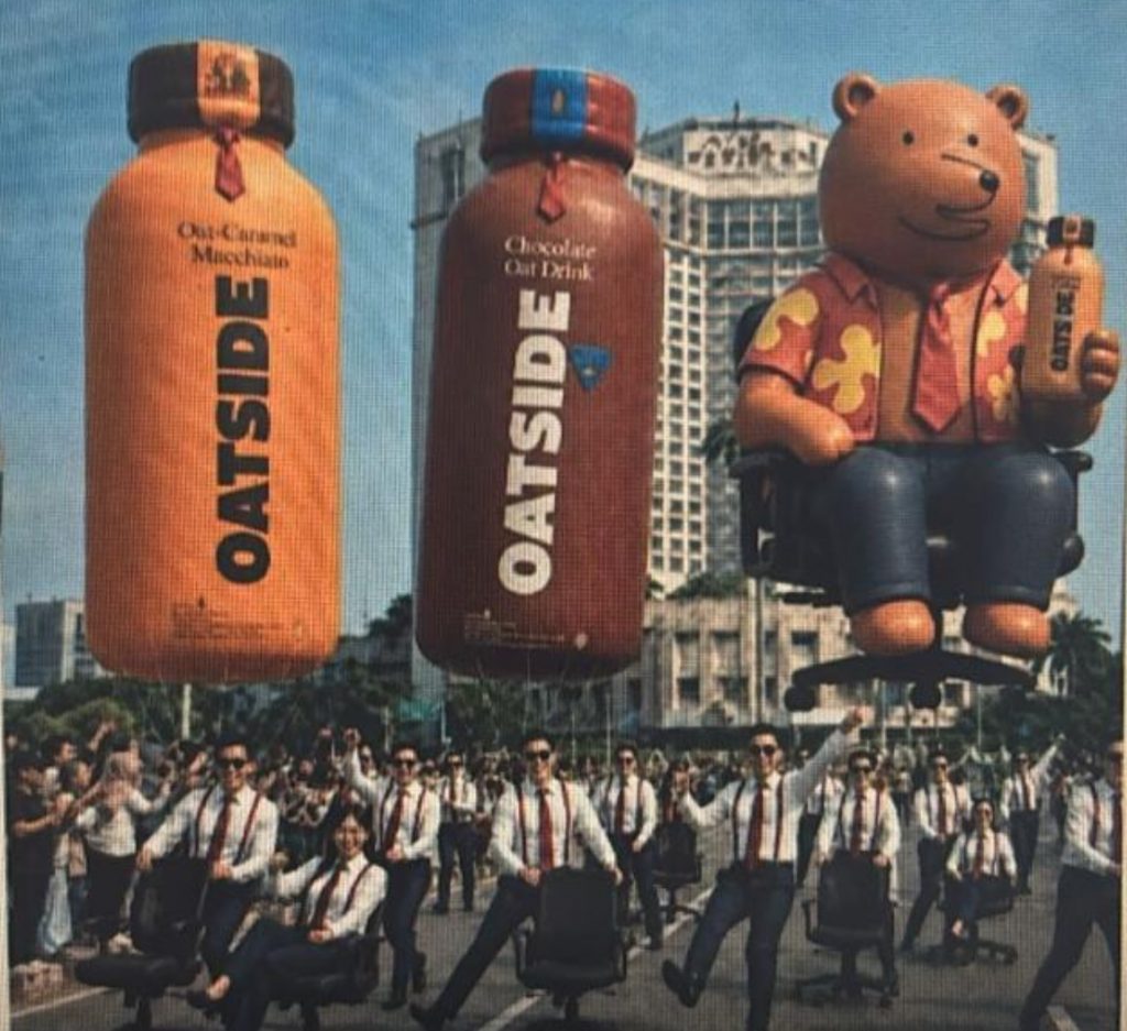 Pabrik Balon Karakter bentuk Botol Oatside dan Botol produk Beruang selama Car Free Day Jakarta. Beli dan Buat balon karakter binatang...