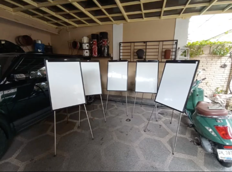 Papan flipchart tripod ukuran 60x90 cm untuk kebutuhan presentasi kantor profesional.