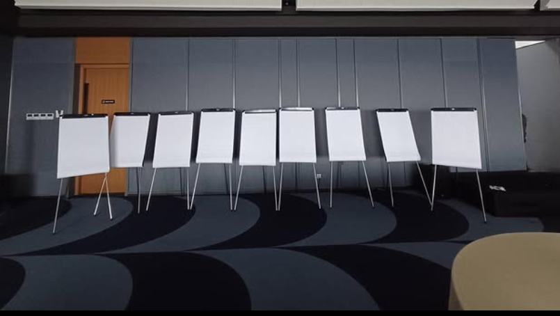 Jasa sewa papan tulis flipchart portabel untuk kegiatan brainstorming tim. | Rental papan Flipboard.