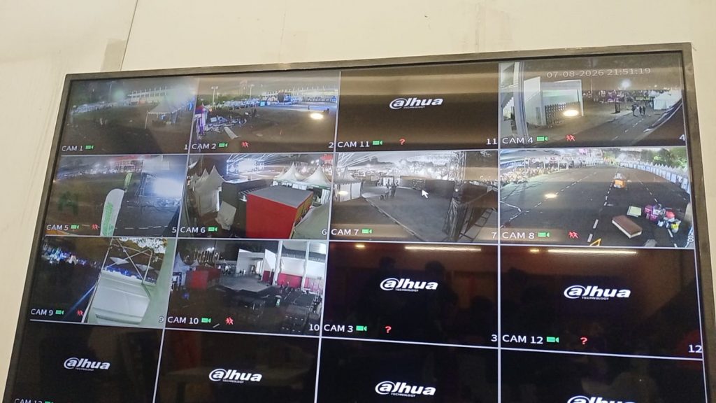 "Penyewaan CCTV Jabodetabek, teknisi memasang kamera CCTV untuk proyek dan gudang"