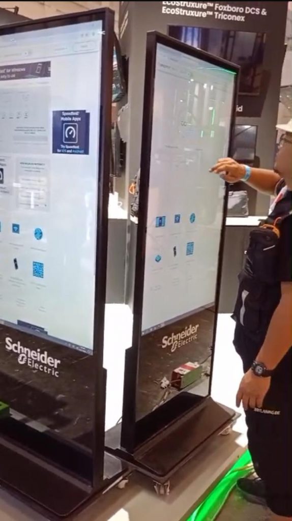 Rental Digital Signage di Jakarta untuk berbagai kebutuhan pameran maupun pelatihan dan pengajaran.