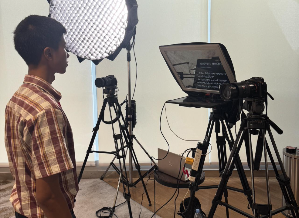 Ready stock rental Tele Prompter Broadcasting untuk rekaman dengan menggunakan Kamera. Unit Teleprompter Canggih dengan Harga Rental Promo.