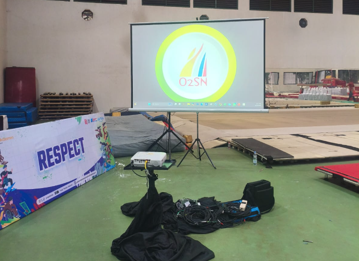 Sewa Proyektor infocus untuk menayangkan presentasi ke layar LCD proyektor.