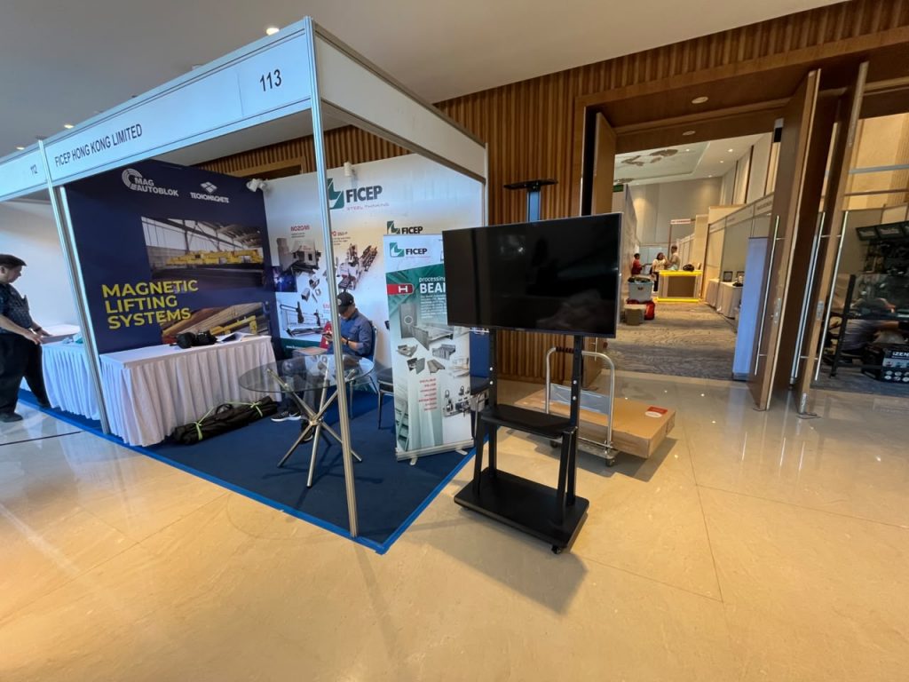 Rental TV LED standing untuk pameran dan expo di Batam, siap pakai untuk tayangan produk. Venue di hotel radisson Batam