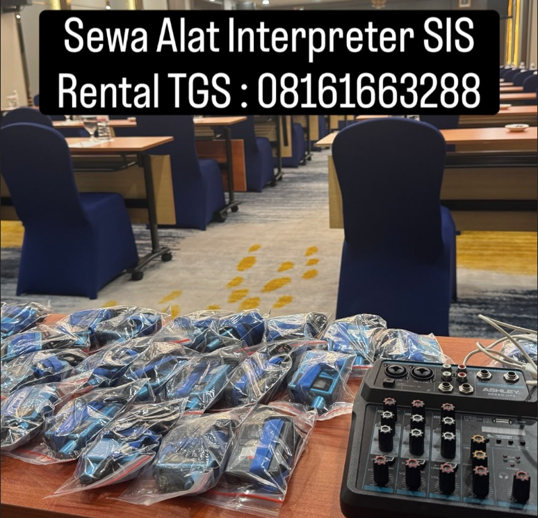 Sewa alat interpreter SIS dan rental TGS: puluhan receiver tour guide system dikemas plastik klip di samping mixer audio di ruang konferensi]