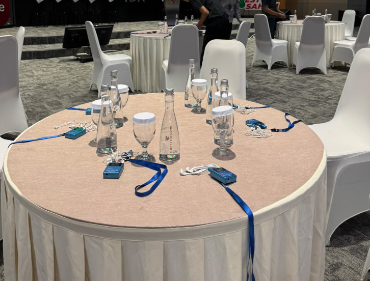 SEWA Perlengkapan SIS Simultan. Ayo rental alat translator untuk acara konferensi multi bahasa.