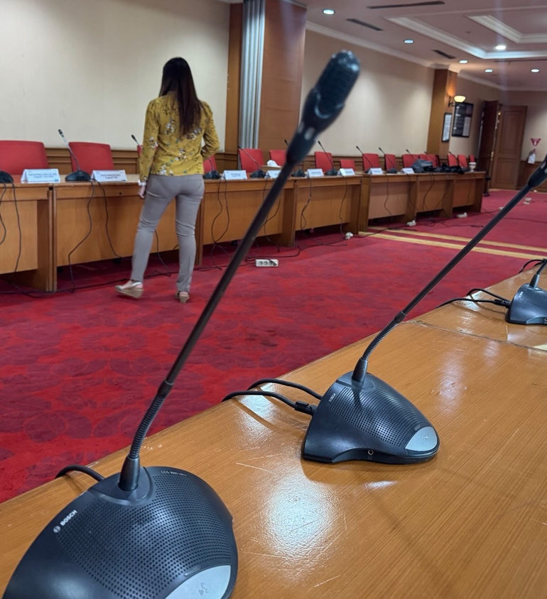 Sewa microphone delegates dan mikrofon ketua (chairman) untuk rapat, sidang, seminar & konferensi. Suara jernih, unit terawat, teknisi siap bantu.