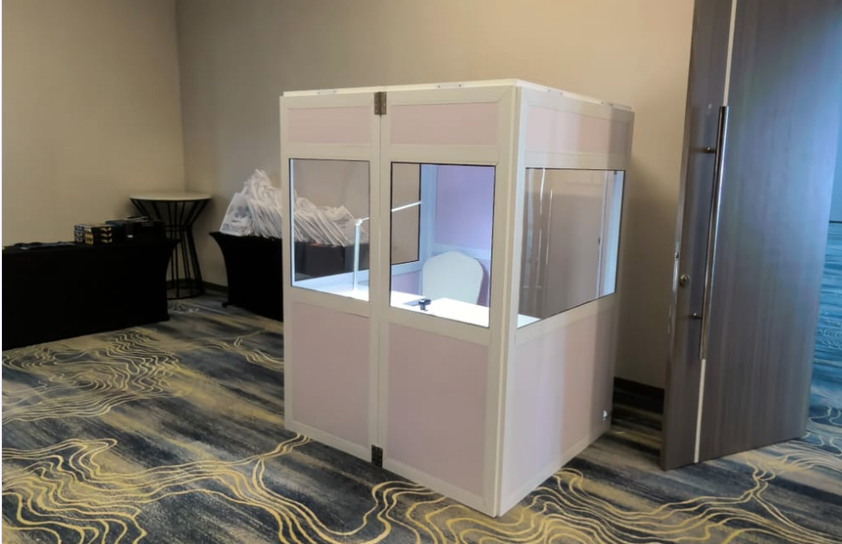 Dengan Cabin Booth Room Interpreter, maka Anda bisa rental box room cabin ini juga.