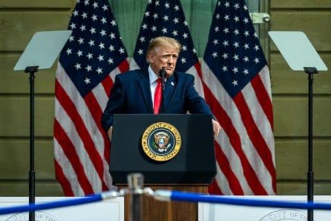 Presidential podium Teleprompter Rental untuk baca naskah pidato di panggung seperti Donald Trump. Ayo sewa Prompter Pidato ke kami.