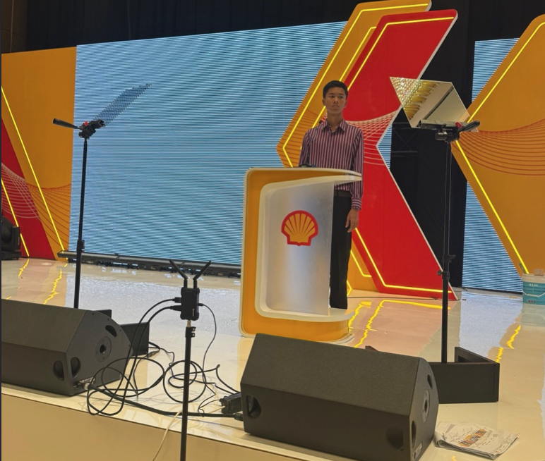 Teknisi sedang mengecek dan memasang prompter podium presidensial saat acara seminar dan pelantikan di Jakarta