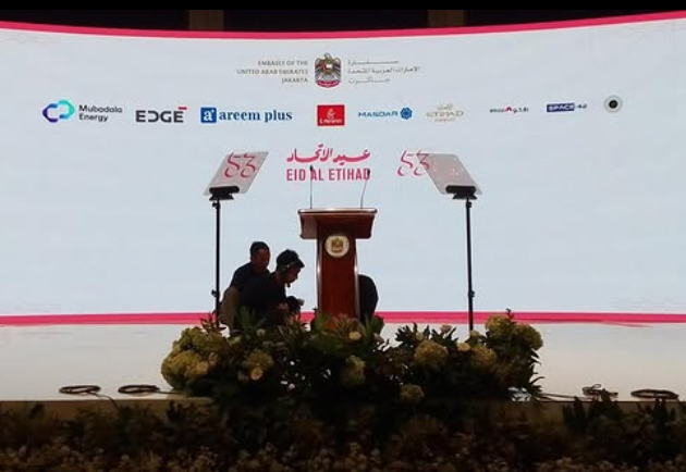 Gunakan penyewaan Teleprompter panggung dengan ada podiumnya untuk membacarkan narasi pidato. Ini disebut Prompter Presidensial.